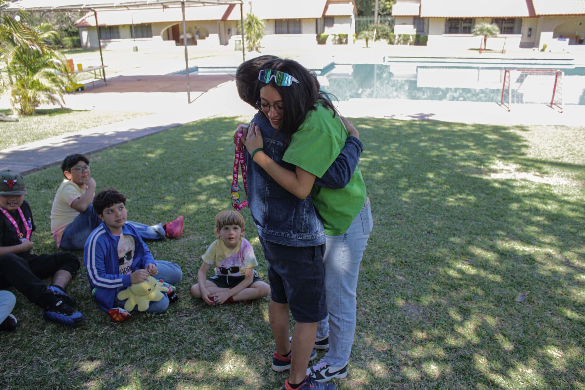 Campistas mostrando orgullosos sus insignias de valores